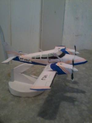 Модель самолета Piper Seneca из бумаги/картона