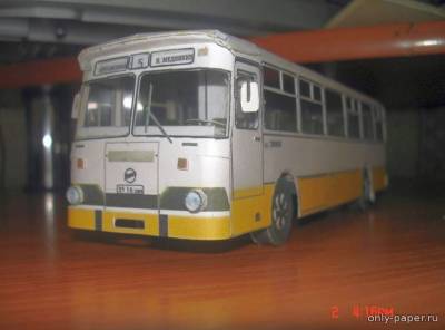 Модель автобуса ЛиАЗ 677М из бумаги/картона
