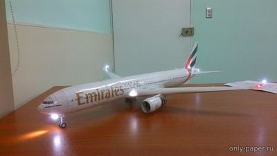 Модель самолета Boeing B-777-300ER Emirates из бумаги/картона