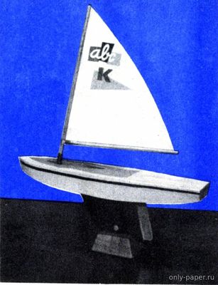 Модель лодки с парусом из бумаги/картона