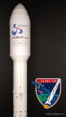 Модель ракета-носителя Falcon 9 из бумаги/картона