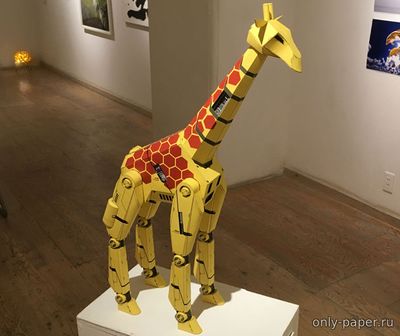 Модель механического жирафа из бумаги/картона