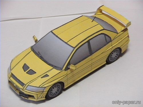 Модель автомобиля Mitsubishi Lancer Evolution VII из бумаги/картона