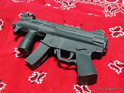 Модель пистолета-пулемета H&K MP5KA4 из бумаги/картона