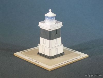 Модель маяка на волнорезе в городе Холихед из бумаги/картона