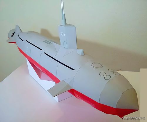 Модель подводной субмарины из бумаги/картона