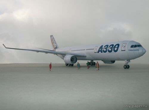 Модель самолета Airbus A330 из бумаги/картона