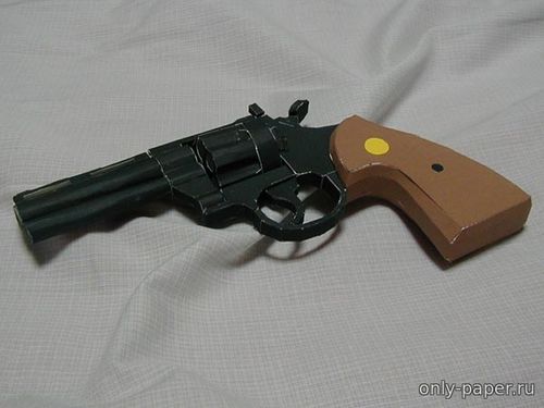 Модель револьвера Colt Python из бумаги/картона