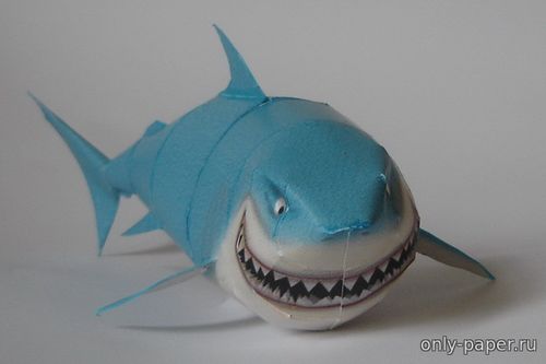 Модель акулы Брюс из бумаги/картона