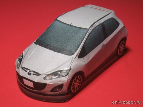 Модель автомашины Mazda Demio 2011 из бумаги/картона