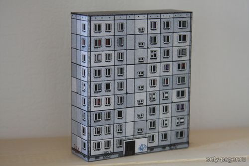 Модель девятиэтажки из бумаги/картона