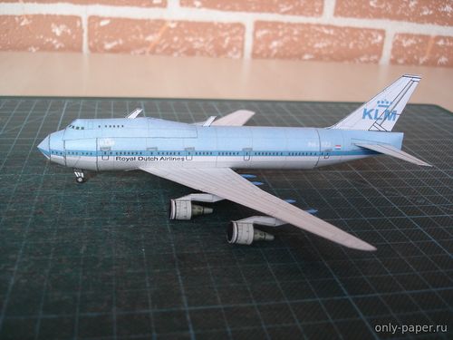 Модель самолета Boeing 747 KLM из бумаги/картона