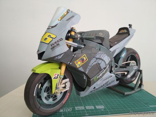 Сборная бумажная модель / scale paper model, papercraft Yamaha YZR M1 2013 Valentino Rossi (Перекрас модели от Yamaha) 