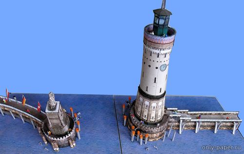 Модель маяка и статуи льва на входе в порт Линдау из бумаги/картона