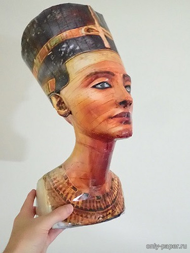 Модель бюста Нефертити из бумаги/картона