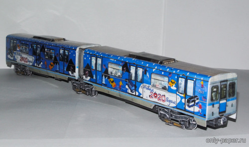 Сборная бумажная модель / scale paper model, papercraft Головной вагон метро типа 81-740.4 и промежуточный вагон типа 81-741.4 в новогоднем оформлении 2020 (Mungojerrie) 