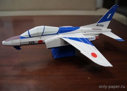 Модель самолета-игрушки Kawasaki Т-4 Blue Impulse из бумаги/картона