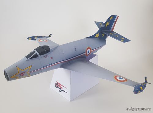 Модель самолета Dassault MD-450 Ouragan из бумаги/картона