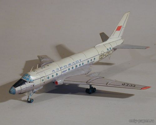 Модель самолета Ту-104 из бумаги/картона