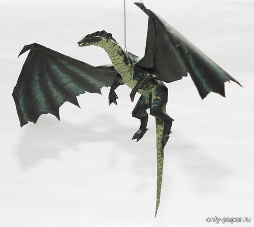 Модель зеленого дракона из бумаги/картона