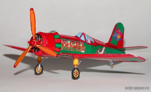 Модель самолета Chance Vought F4U Corsair Santa из бумаги/картона