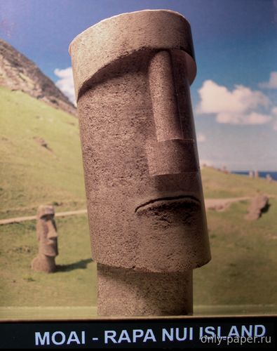 Модель каменной статуи Моаи с острова Пасхи из бумаги/картона