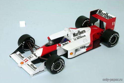 Модель болида McLaren Honda MP 4/4 из бумаги/картона