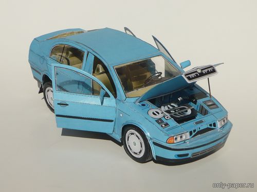 Модель автомобиля Skoda Octavia из бумаги/картона