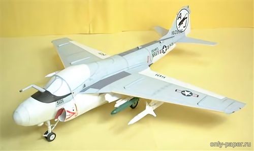 Модель самолета Grumman A-6E Intruder из бумаги/картона