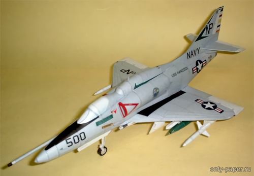 Модель самолета McDonnell Douglas A-4F Skyhawk из бумаги/картона