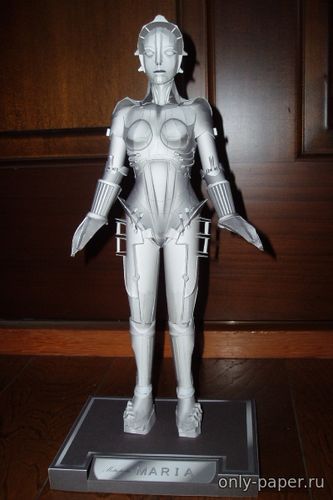 Модель фигуры человеко-робота Мария из бумаги/картона