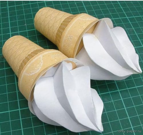Модель мороженого из бумаги/картона