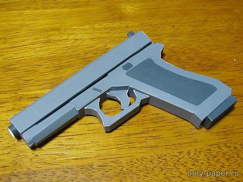 Модель пистолета Glock 17 из бумаги/картона