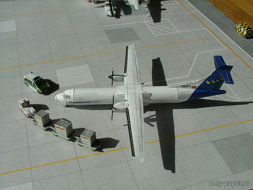 Модель самолета ATR 72 из бумаги/картона