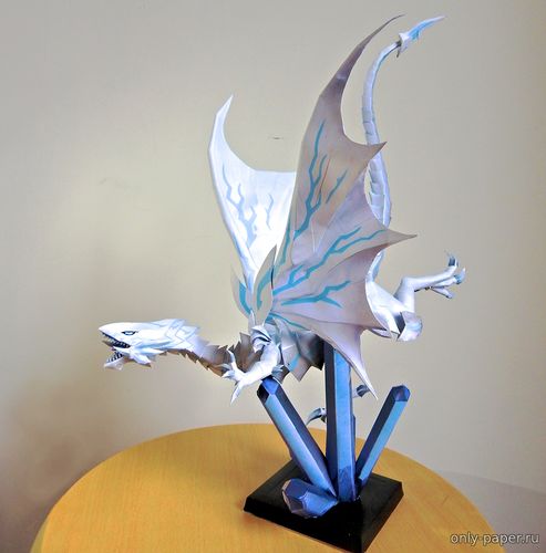 Модель голубоглазого белого дракона из бумаги/картона