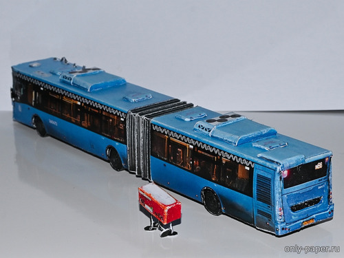 Модель автобуса ЛиАЗ-6213.65 с маскотом «Маршрут м86» из бумаги