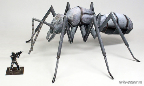 Модель гигантского муравья из бумаги/картона