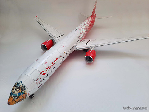 Модель самолета Boeing 777-300ER «Леолёт — Россия» из бумаги/картона