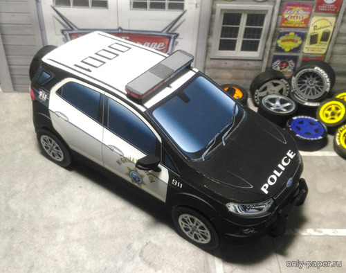 Модель автомобиля Ford EcoSport Highway Patrol из бумаги/картона