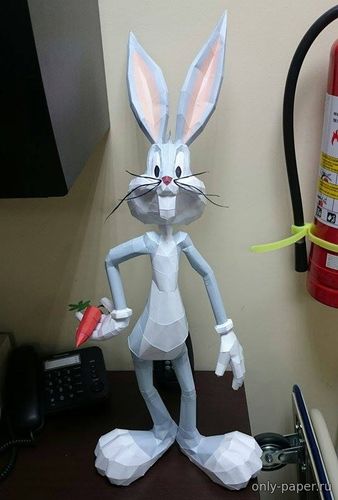Модель кролика Багза Банни из бумаги/картона