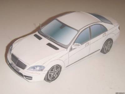 Модель автомобиля Mercedes-Benz W221 из бумаги/картона