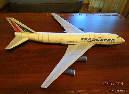 Модель самолета Боинг 747-400 Трансаэро из бумаги/картона