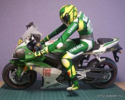 Модель мотоцикла Yamaha YZF R1 Rossi Edition с фигуркой из бумаги