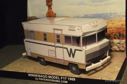 Модель автодома Winnebago Motorhome Model F17 1969 из бумаги/картона