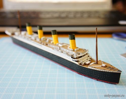 Модель пассажирского судна Титаник из бумаги/картона