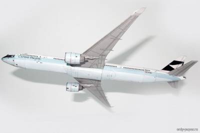 Модель самолета Boeing 777-400 Cathay Pacific из бумаги/картона