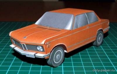 Модель автомобиля BMW 2002 TI 1973 из бумаги/картона
