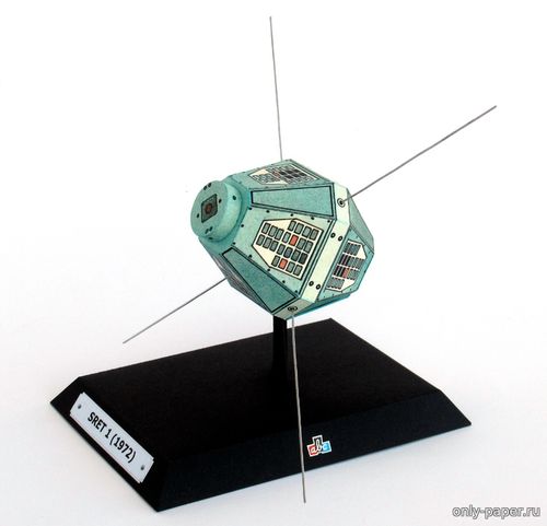Модель спутника Sret 1 из бумаги/картона