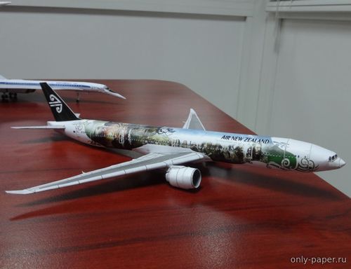 Модель самолета Boeing 777-300 Air New Zealand Smaug/Hobbit из бумаги/