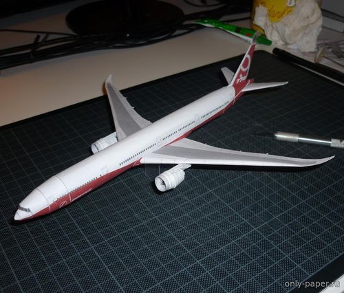 Модель самолета Boeing 777-8X/9X из бумаги/картона